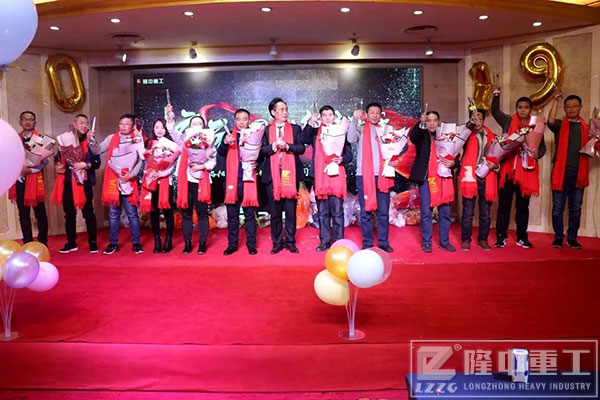 董事长白友斌及总经理白利明先生对开云体育y秀员工进行表彰